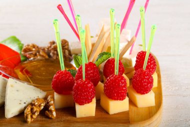 Peynir tabağı çeşitler ile Ahududu