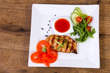 Izgara tavuk göğsü sos ve soğan ile