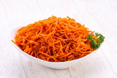 Kabın içinde çekilen havuç yığın