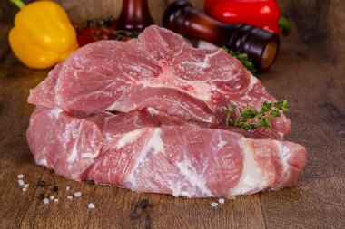 Ahşap zemin üzerinde çiğ domuz eti