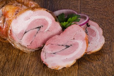 Domuz eti ahşap arka plan üzerinde füme