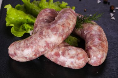 Çiğ domuz sosisi grill için hazır