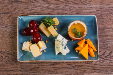 Peynir tabağı mix çeşitler üzüm ve ballı