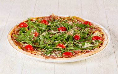 Hamon ve roka ile pizza.