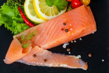 Baharat ile tuzlanmış somon fileto