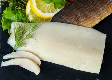 Baharat ile tuzlu beyaz balık füme