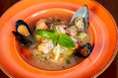 Fesleğen yaprakları ile deniz mahsulleri çorbası