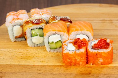 Japonya rulo set somon, yılan balığı ve karides ile