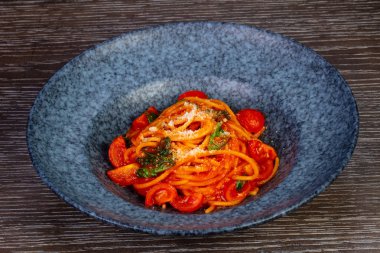 Kırmızı spagetti domates, tuz ve fesleğen ile