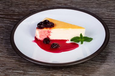 Kiraz syrope ve nane ile lezzetli peynirli kek