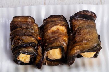 Lezzetli kızarmış kabak peynirli rulo