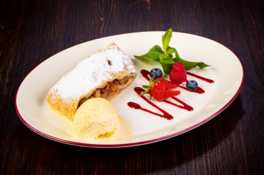 Nane ve syrop elma Strudel servis