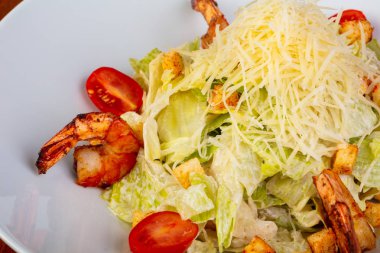 Kızarmış karides lezzetli ceasar salata