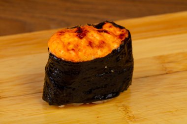 Lezzetli kızarmış peynir suşi roll