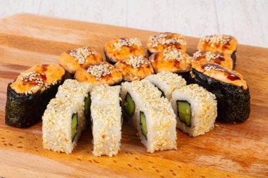 Geleneksel suşi somon ve yılan balığı ile ayarla