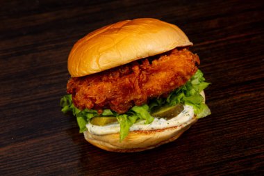 Ahşap arka plan üzerinde lezzetli sıcak burger