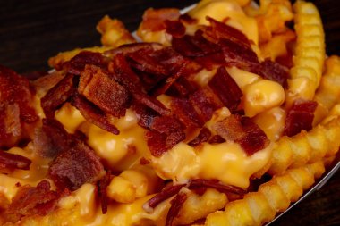 Kızarmış patates pastırma ve sos ile