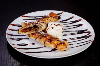 Çekirdekli Kuru üzüm, dondurma, çikolata şurubu ile lezzetli viski pasta