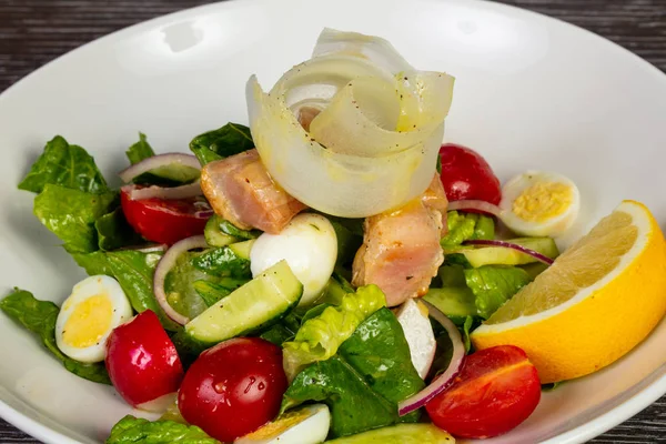 Salada Atum Saudável Com Ovos Limão Legumes — Fotografia de Stock