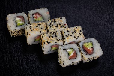 Ton balığı ile Japon geleneksel rulo 