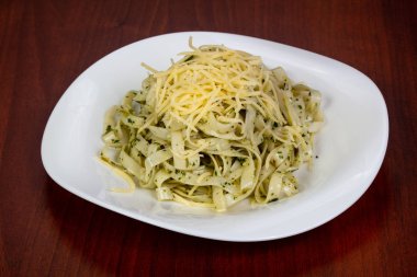 Makarna pesto ve parmesan peyniri ile