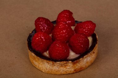 Tartı ahududu ve krema ile