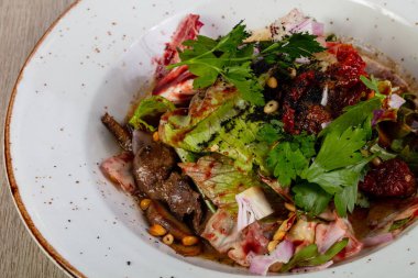 Sıcak Salata tavuk karaciğer ile