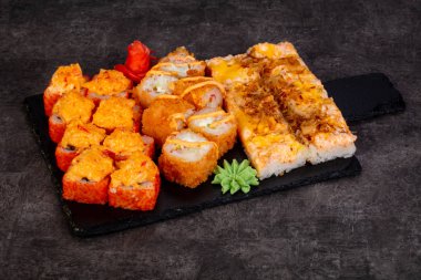 Japon Suşi ile çeşitli madde ayarla