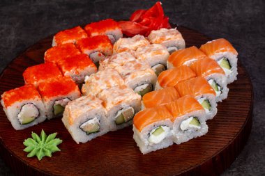 Japon Suşi ile çeşitli madde ayarla