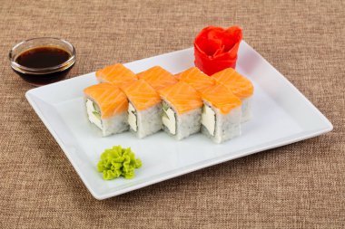 Somon ve yumuşak peynir rulo