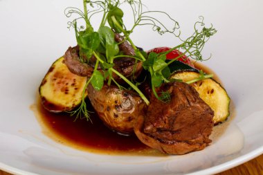 Patates ve soslu biftek