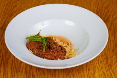 Makarna Bolognese fesleğen yaprakları ile