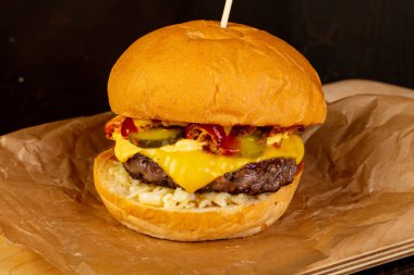 Et ve peynir ile lezzetli ev yapımı Hamburger