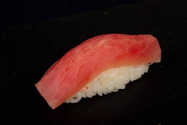 Japon soğuk suşi orkinos ile