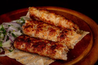 Soğan servis tavuk kebabı kebab