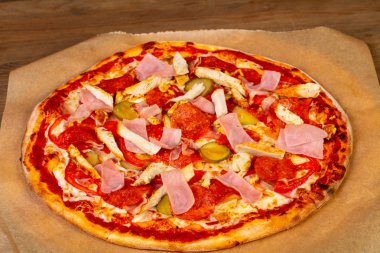 jambon ve domates pizza