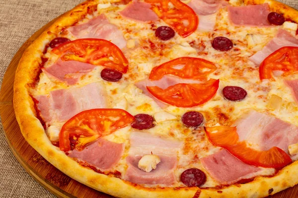 Pizza Mit Speck Und Tomaten — Stockfoto