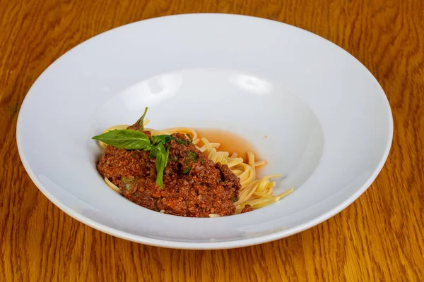 Pasta Bolognese Mit Basilikumblättern — Stockfoto