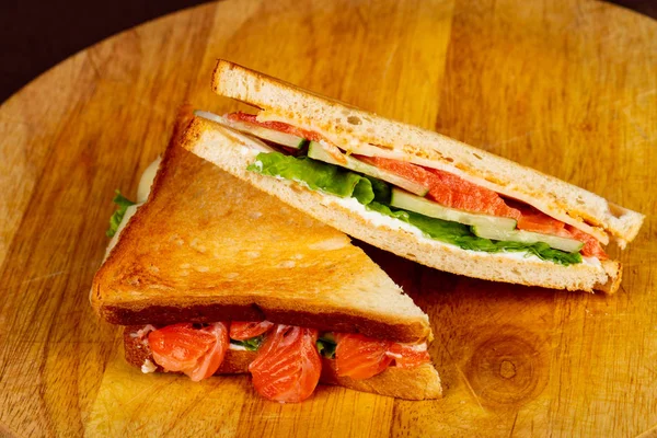 Клубный Сэндвич Лососем Салатом — стоковое фото