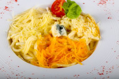 Makarna dört peynir fesleğen hizmet