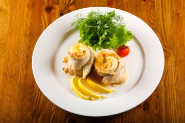 Buğulanmış alabalık filetosu rulo