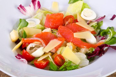 Sezar somon salata ile