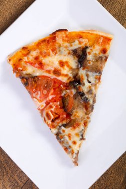 Domates ve peynirli patlıcan pizza