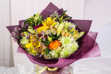 Çeşitli çiçek ile romantik buket