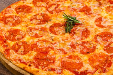 Sıcak Pepperoni pizza peyniri ve domates ile