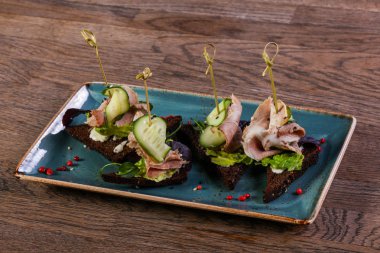 Kırmızı biber et ve cucucmber ile tapas hizmet