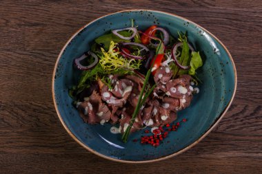 Biftek salata sosu ve soğan ile