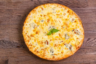 Fesleğen servis dört peynirli pizza