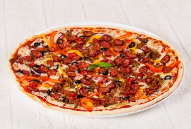 Sosis, peynir ve kıyma ile pizza