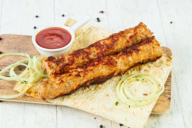 Izgara kıyılmış tavuk sosu ve soğan kebabı